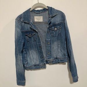 Fitted cropped jean jacket